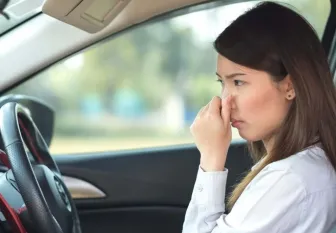 Cách loại bỏ mùi mốc trong xe hơi
