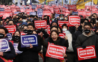 Căng thẳng dâng cao khi các bác sĩ Hàn Quốc tổ chức cuộc biểu tình rầm rộ trên đường phố