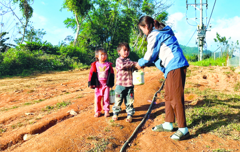 Những đứa trẻ bơ vơ khi vẫn còn cha mẹ