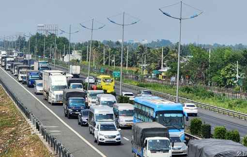 Xe khách văng khỏi cao tốc TPHCM - Trung Lương, nhiều người bị thương, ùn tắc kéo dài