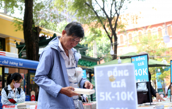 Bạn đọc đội nắng "săn" sách giảm giá tại Hội sách xuyên Việt