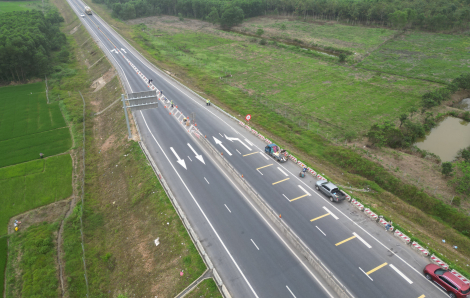 Cao tốc Cam Lộ - La Sơn: gấp rút thi công bổ sung đinh phản quang, biển báo