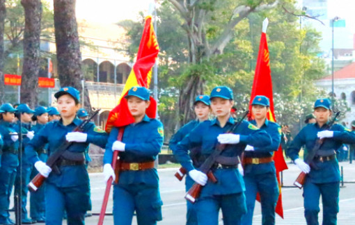 Báo Phụ nữ TPHCM hỗ trợ 30 triệu đồng các nữ dân quân làm nhiệm vụ diễu binh, diễu hành
