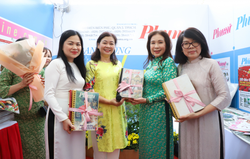 NSND Kim Xuân tặng tư liệu quý cho Báo Phụ nữ TPHCM trong ngày Hội Báo toàn quốc
