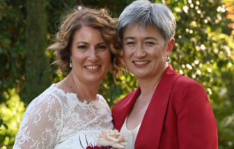 Ngoại trưởng Úc Penny Wong kết hôn với người bạn đời cùng giới