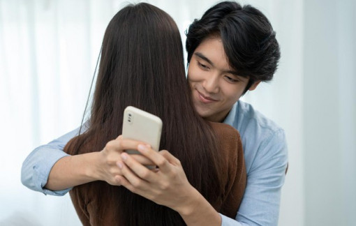Phát hiện chồng có lối sống "không trong sáng"
