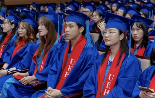 Gần 5.000 sinh viên ĐH Kinh tế TPHCM tốt nghiệp, hơn một nửa đạt xuất sắc và giỏi