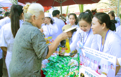 Phiên chợ trao gửi yêu thương