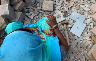 Phận đời trẻ em Ấn Độ ẩn sau những viên đá lát đường
