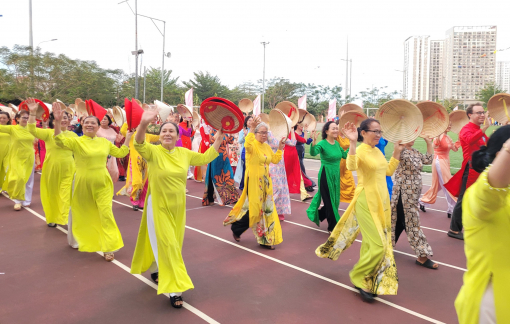 Hơn 1.200 người dân quận Bình Thạnh tham gia đồng diễn áo dài