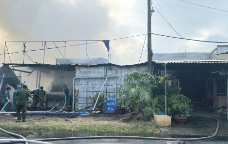 Cháy lớn ở An Giang, 4 căn nhà bị thiêu rụi