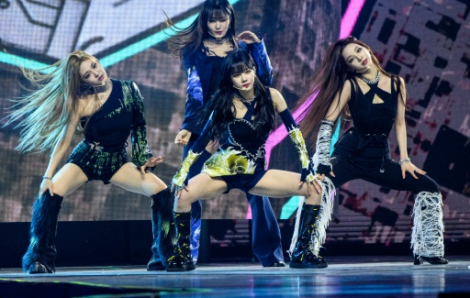 Sao K-pop nghẹt thở vì bị người hâm mộ cấm yêu đương