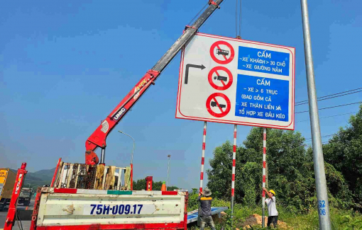 Ngày đầu cấm xe khách, xe tải... lưu thông vào cao tốc Cam Lộ - La Sơn