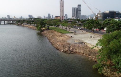 Đà Nẵng: Khẩn trương xúc dọn bãi xà bần lấn sông Hàn dài hàng trăm mét