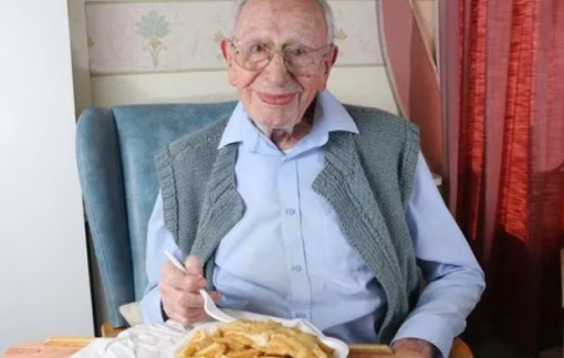 Cụ ông người Anh trở thành "Người đàn ông già nhất thế giới" ở tuổi 111