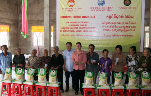 Trao 500 phần quà cho đồng bào Khmer ở Kiên Giang nhân tết cổ truyền Chôl Chnăm Thmây