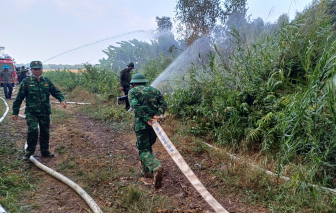 Cà Mau huy động thêm lực lượng chữa cháy rừng, khẩn cấp di dời dân ra khỏi khu vực nguy hiểm