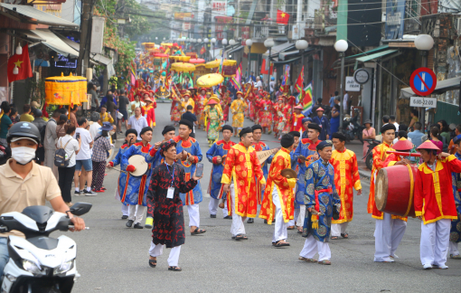 Đường phố Huế rực rỡ sắc màu với lễ rước cung nghinh Thánh Mẫu