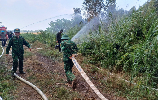 Cà Mau huy động thêm lực lượng chữa cháy rừng, khẩn cấp di dời dân ra khỏi khu vực nguy hiểm