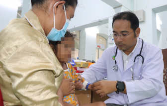 Cứu sống bé gái người Campuchia mắc sốt xuất huyết nguy kịch
