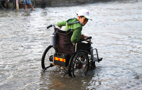 Người dân TPHCM sáng đội nắng đi làm, chiều lội nước về nhà