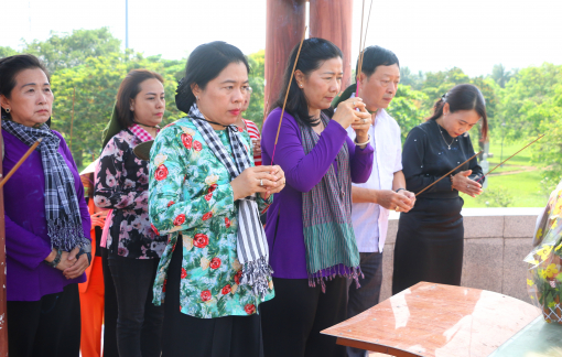 Đoàn công tác TPHCM dâng hương tưởng niệm anh hùng liệt sĩ tại Thành cổ Quảng Trị