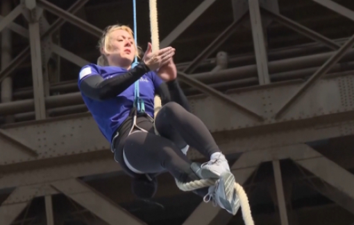 Người phụ nữ Pháp phá kỷ lục leo dây thế giới khi leo lên tháp Eiffel