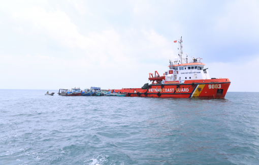 Tàu Cảnh sát biển chở nước ngọt hỗ trợ bà con vùng hạn mặn