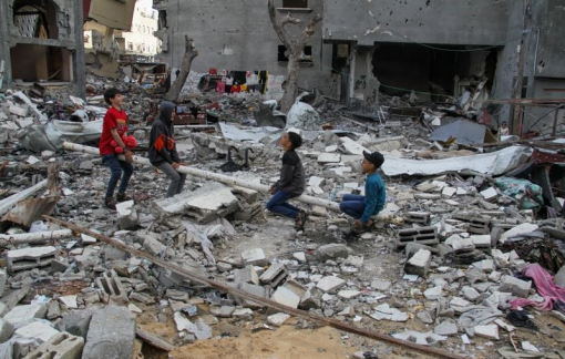 Trẻ em Gaza chơi trong đống đổ nát dịp lễ Eid