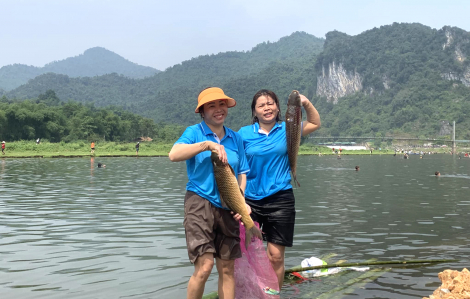 Hàng ngàn người tham gia ngày hội “giăng lưới, tung chài” bắt cá trên sông Giăng