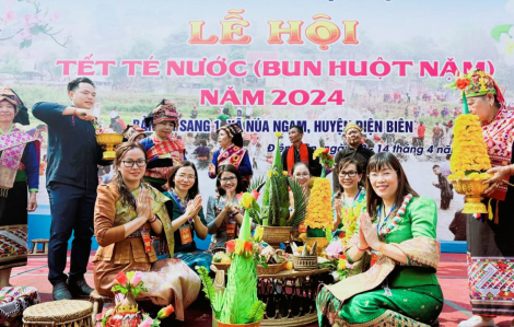 Vui tết “Bun huột nặm” của người Lào ở Điện Biên