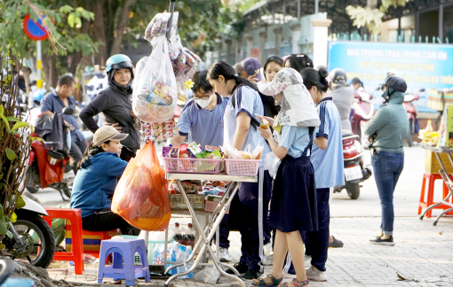 Hàng rong “tấn công” trường học, vì sao khó xử lý?