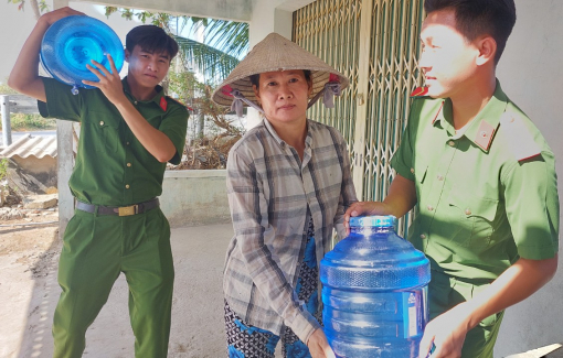 Tiếp tục tặng nước sạch cho người dân vùng khô hạn Sóc Trăng