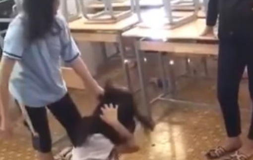 Nữ sinh THCS ở TP Thủ Đức bị 1 nhóm nữ sinh đánh đập ngay trong lớp