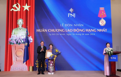 Chủ tịch HĐQT Cao Thị Ngọc Dung và PNJ đón nhận Huân chương Lao động hạng Nhất