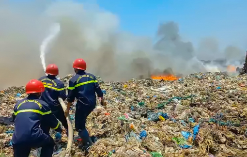 Cháy bãi rác Hòa Phú, khói đen bốc cao hàng trăm mét