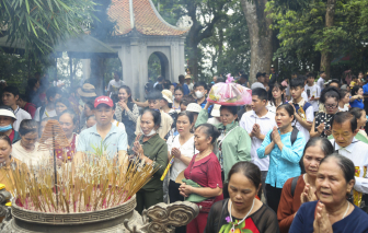 Hàng ngàn du khách đổ về đền Hùng trước ngày chính lễ