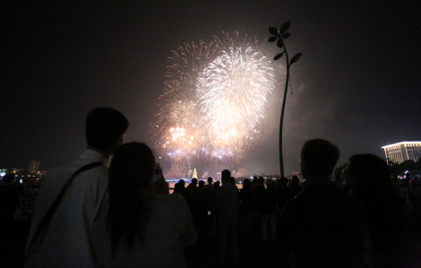 Biển người đội mưa xem bắn pháo hoa mừng lễ hội Đền Hùng 2024