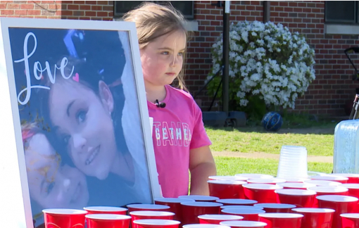 Cô bé 7 tuổi bán nước chanh xây bia mộ cho mẹ