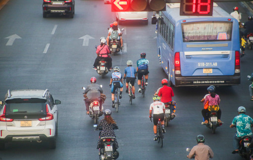 “Đoàn quân” xe đạp vô tư vượt đèn đỏ, chạy vào làn ô tô trên đại lộ Phạm Văn Đồng