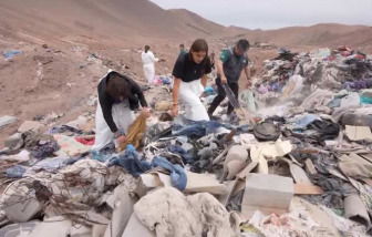 Biến quần áo cũ bị vứt bỏ ở sa mạc thành túi tote