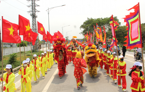 Ngư dân rước kiệu đi dọc sông Lam ra cửa biển cầu ngư