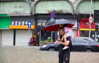 Người dân Quảng Đông (Trung Quốc) khổ sở chống chọi mưa bão