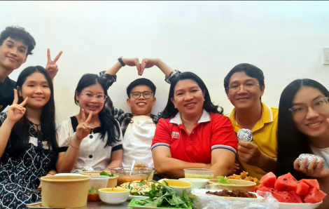 Gia đình cha mẹ Việt - con Lào: Yêu thương không khoảng cách