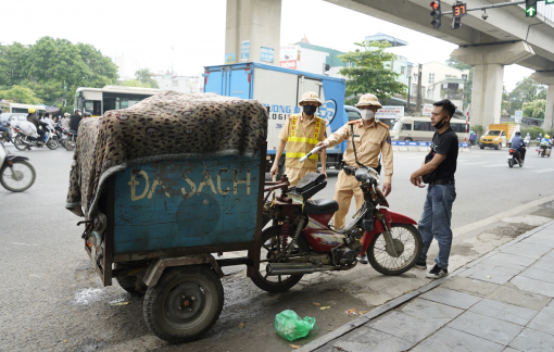 CSGT xử lý hàng loạt xe chở hàng cồng kềnh, tài xế phân trần "cũng chỉ vì mưu sinh"