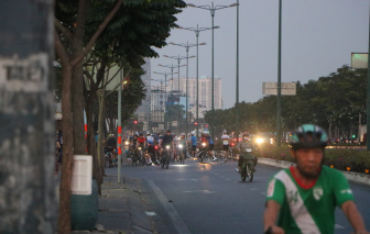 Đoàn xe đạp ở đường Phạm Văn Đồng vác xe qua con lươn tháo chạy khi thấy công an