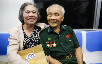 Vợ chồng cựu chiến sĩ Điện Biên Phủ ấn tượng khi ngồi tàu metro số 1