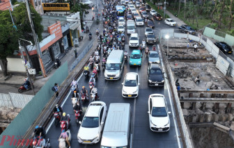 Hàng nghìn phương tiện ùn ùn rời TPHCM trước kỳ nghỉ