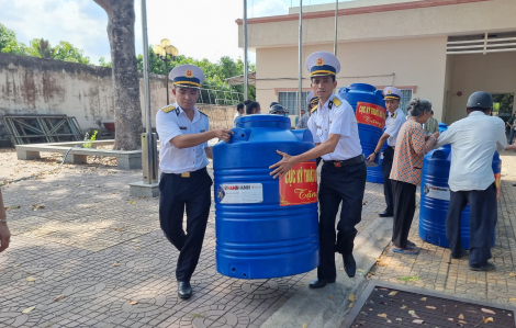 Cục Kỹ thuật Hải quân trao bồn nước giúp dân vùng hạn, mặn
