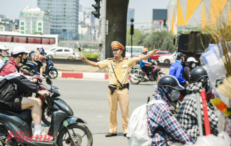 Cảnh sát giao thông phơi mình dưới nắng nóng 40 độ C, điều tiết giao thông dịp lễ